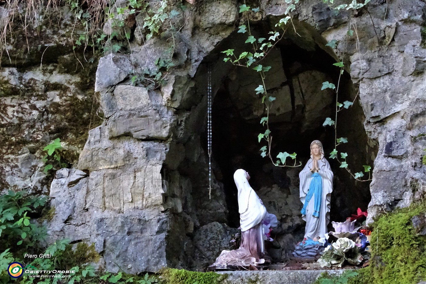 24 Piccola grotta di Lourdes alla sorgente (realizzata da Claudio Ruggeri).JPG